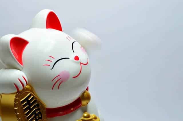 Feng Shui New Chinese Lucky Waving Gold Cat Figure Moving Arm in Colourful P4C7 